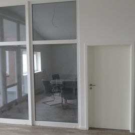 Krobitsch Wood Tischlerei - Ihr kompetenter Partner für individuelle Wünsche und Reparaturen. Holzterassen, Instandsetzung, Altbau, Neubau, Sanierung, Fassaden, Treppenbau, Parkett und vieles mehr. Wir beraten Sie gerne, sprechen Sie uns an! Tel.: +49 (0) 4632 77 08, Fax: +49 (0) 4632 8 77 90 97, Mobil: +49 (0) 170 431 79 98