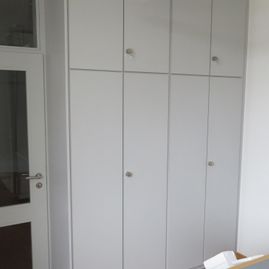 Krobitsch Wood Tischlerei - Ihr kompetenter Partner für individuelle Wünsche und Reparaturen. Holzterassen, Instandsetzung, Altbau, Neubau, Sanierung, Fassaden, Treppenbau, Parkett und vieles mehr. Wir beraten Sie gerne, sprechen Sie uns an! Tel.: +49 (0) 4632 77 08, Fax: +49 (0) 4632 8 77 90 97, Mobil: +49 (0) 170 431 79 98